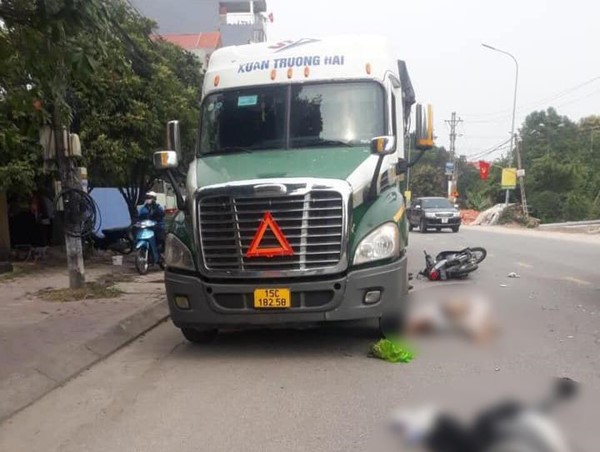 Hưng Yên: Ô tô khách vượt xe cùng chiều gây tai nạn liên hoàn