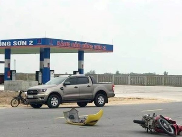 Tai nạn giao thông mới nhất ngày 19/2: Bị xe taxi đâm trực diện, người ngồi trên xe máy bay lên không trung