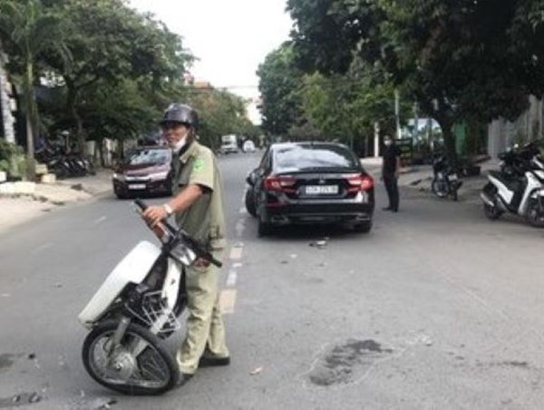 Xe máy lao từ trong ngõ đâm thẳng vào ô tô, 2 người nhập viện khẩn cấp