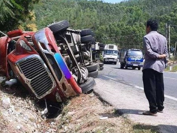 Tai nạn giao thông mới nhất hôm nay 21/2: Xe container “ôm cua” lật đè lên xe máy khiến 1 người tử vong