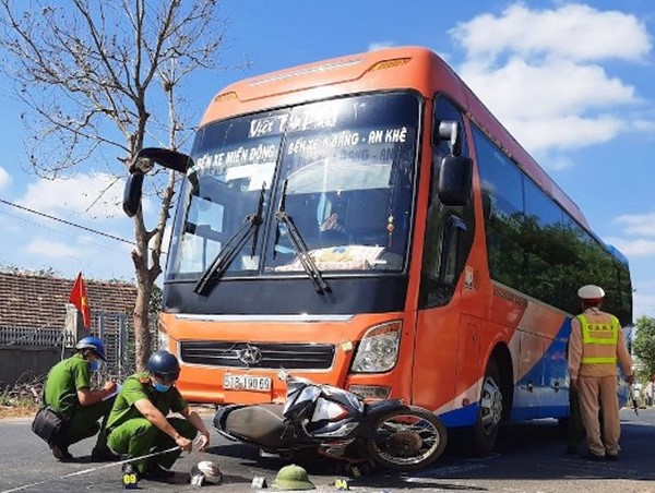 Xe khách giường nằm đâm xe máy trên đường Hồ Chí Minh, 2 người thương vong