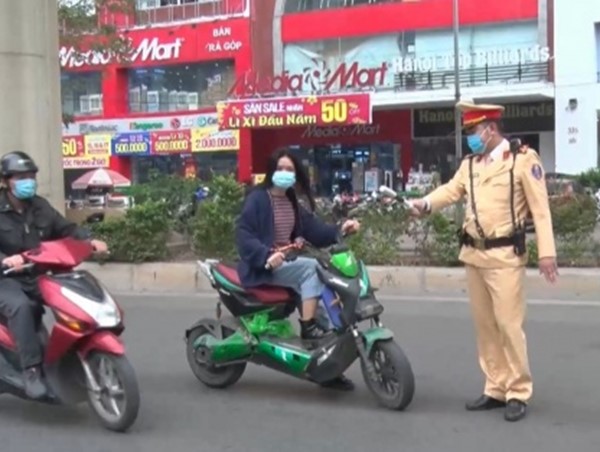 Tăng cường xử lý các trường hợp không đội mũ bảo hiểm dịp đầu năm