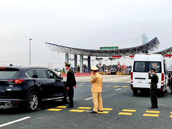 Cấm các phương tiện đón, trả khách và hàng hóa tại các khu vực cách ly