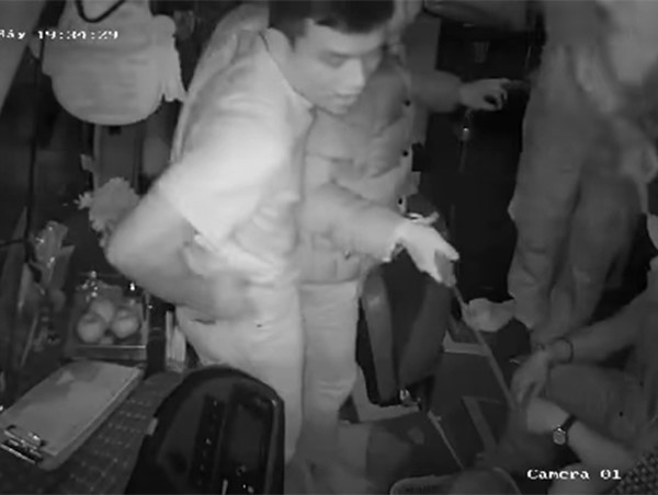 Vụ gọi người hành hung tài xế xe khác: 3 người đến trình diện, giao nộp mã tấu, tuýp sắt