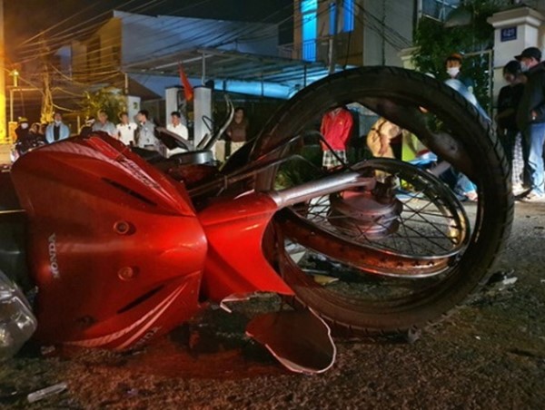 Xe máy "đấu đầu", 2 người trọng thương