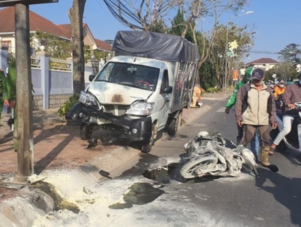 Tai nạn giao thông mới nhất hôm nay 22/2: Tài xế xe tải buồn ngủ tông xe máy cháy rụi giữa phố