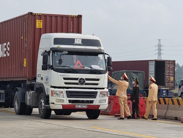 Nút giao cao tốc Hải Phòng - Hà Nội đoạn xuống QL38 tắc hàng giờ đồng hồ