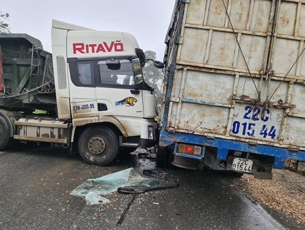 Tai nạn giao thông mới nhất hôm nay 24/2: Va chạm giữa ô tô tải và xe đầu kéo gây ùn tắc nghiêm trọng