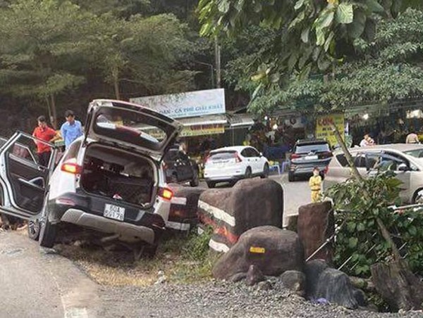 Tai nạn giao thông mới nhất hôm nay 25/2: Ô tô mất lái trên đèo Bảo Lộc, cả gia đình gặp nạn