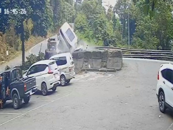 Clip: Khoảnh khắc tai nạn ô tô trên đèo Bảo Lộc khiến 4 người thương vong