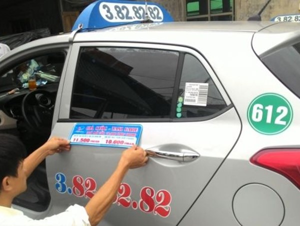 Taxi phải niêm yết bảng giá cước 2 bên cửa xe từ 25/3