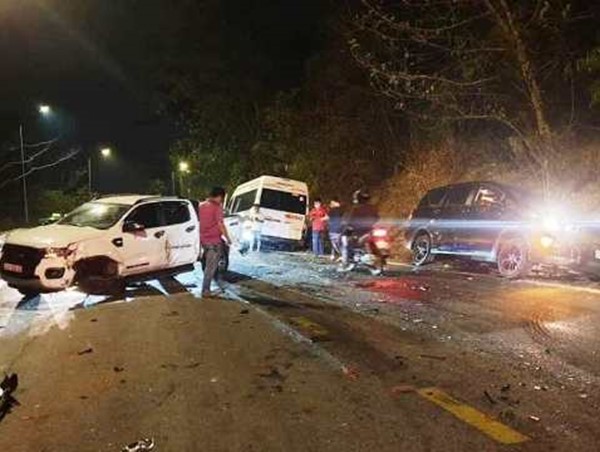 Xe container mất phanh khi đang đổ đèo, hàng loạt phương tiện trên đường bị ủi bay