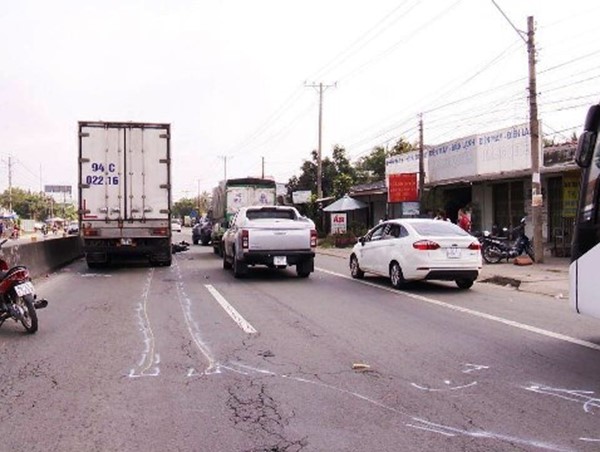 Hai tai nạn liên tiếp trên QL1 đoạn qua tỉnh Vĩnh Long, 2 người nhập viện cấp cứu