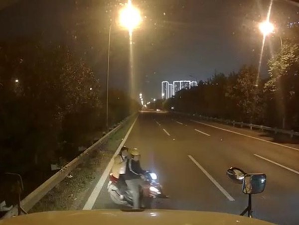 Hà Nội: Hãi hùng xe máy chạy ngược chiều trên Đại lộ Thăng Long