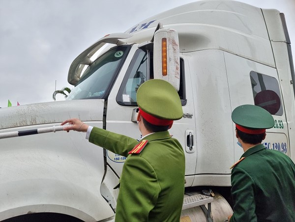 Các phương tiện tắc cứng do QL18 tại Quảng Ninh chưa mở