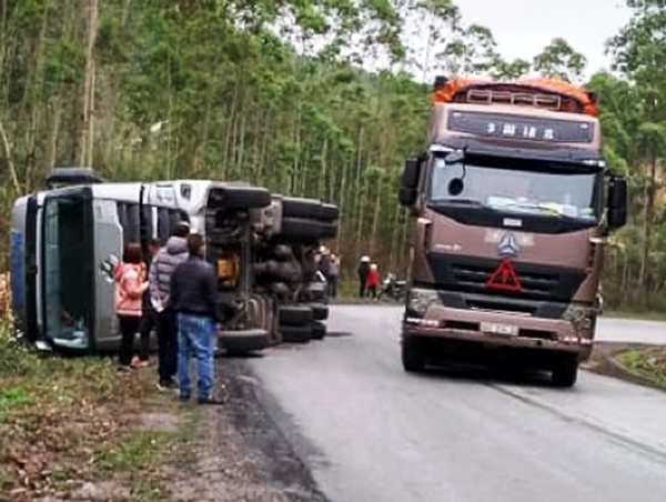 Tránh xe máy đi ngược chiều xe đầu kéo lật nghiêng trên quốc lộ 279