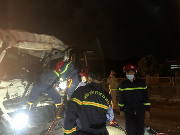 Hai xe húc nhau lúc rạng sáng, 3 người thương vong