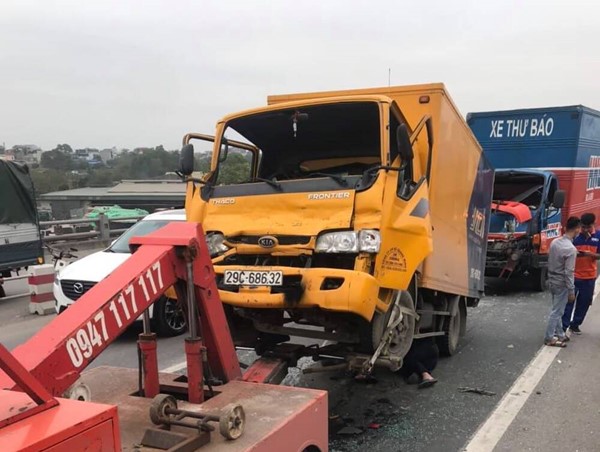 4 ô tô đâm liên hoàn trên cầu Thanh Trì