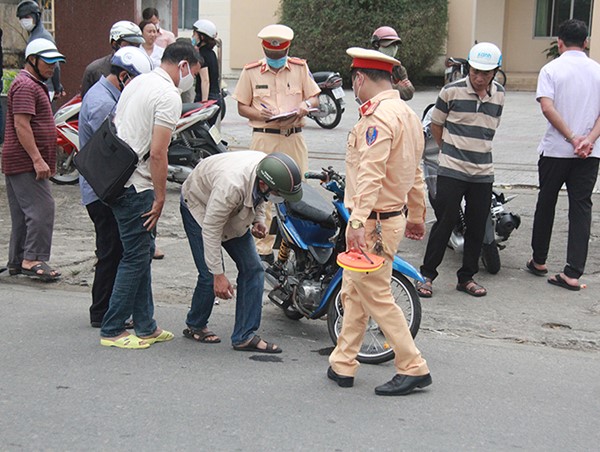 Quảng Nam: Xe máy tông vào vỉa hè, 2 người thương vong