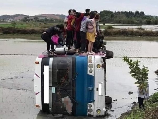 Tai nạn giao thông mới nhất hôm nay 2/3: Ô tô chở 40 công nhân bị lật xuống ruộng