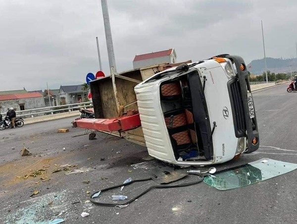 Ô tô con đâm lật xe tải cẩu giữa ngã tư