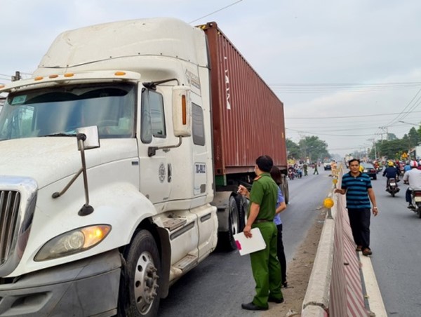 Tai nạn giao thông mới nhất hôm nay 3/3: Người phụ nữ bị xe tông chết khi leo qua dải phân cách