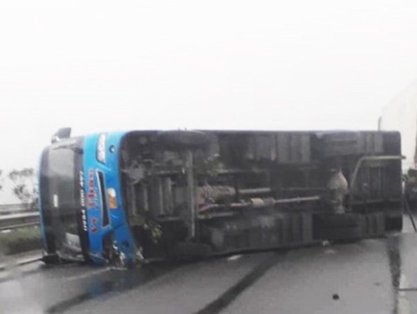 Xe khách bị lật trên cao tốc Nội Bài - Lào Cai