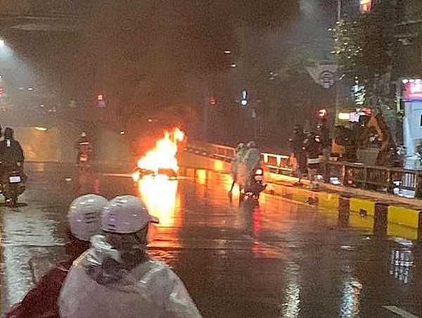 Ô tô tông xe máy bốc cháy tại hầm chui Thanh Xuân rồi bỏ chạy