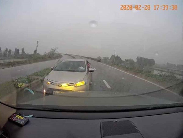 Tài xế đi ngược chiều bắt xe đi đúng phải nhường đường