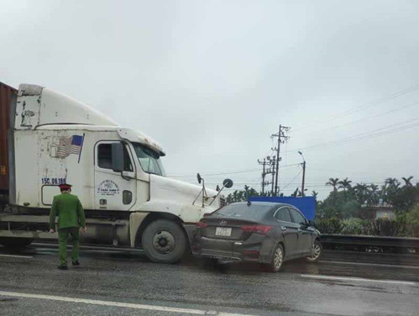 Hải Dương: Chuyển làn thiếu quan sát, xe container tông xe ô tô 4 chỗ