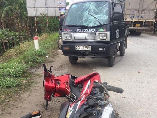 Hà Nội: Phóng nhanh, một học sinh đâm trực diện xe tải