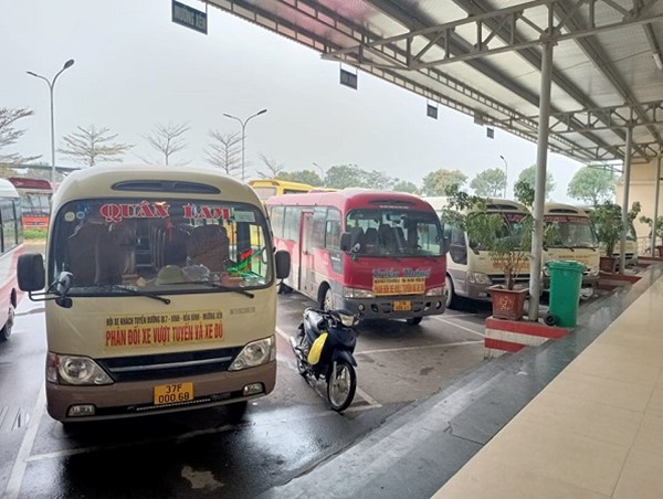 Nghệ An: Xe khách tuyến cố định dừng chạy, căng băng rôn phản đối xe dù vượt tuyến