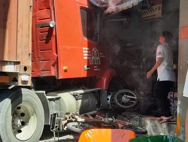 Tai nạn giao thông mới nhất hôm nay 5/3: Xe đầu kéo tông sập nhà dân, một người chết