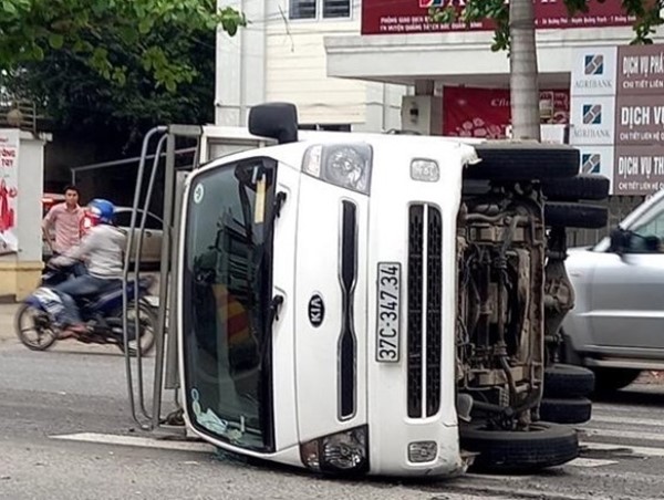 Sau tai nạn liên hoàn, xe 24 chỗ lao thẳng vào nhà dân