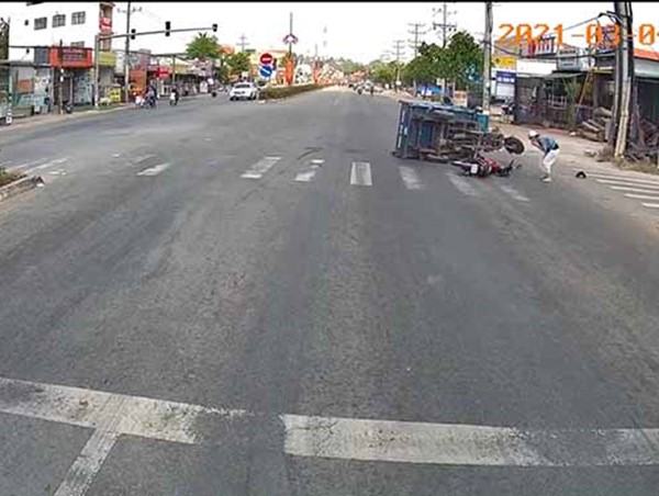 Bình Dương: Vượt đèn đỏ, xe máy tông lật xe ba gác