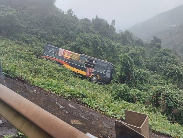Mất lái, xe khách lao thẳng xuống vực