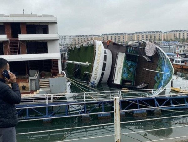 Tàu du lịch lưu trú trên vịnh Hạ Long bất ngờ lật nghiêng