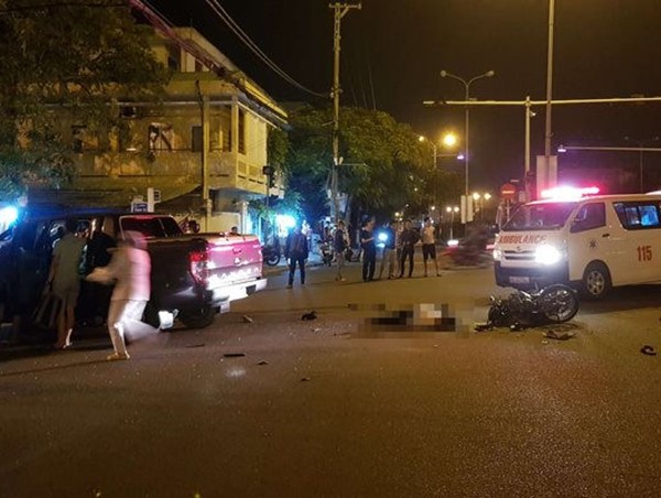 Xe máy va chạm ô tô bán tải khiến 3 người thương vong