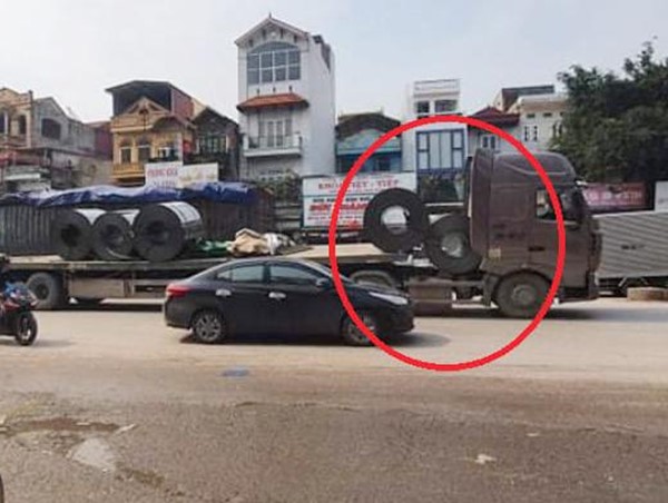 Hưng Yên: Xe đầu kéo bị 2 cuộn tôn lăn vào cabin