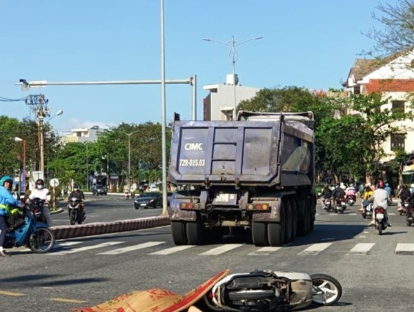 Xe đầu kéo va chạm xe máy, nữ tài xế tử vong thương tâm