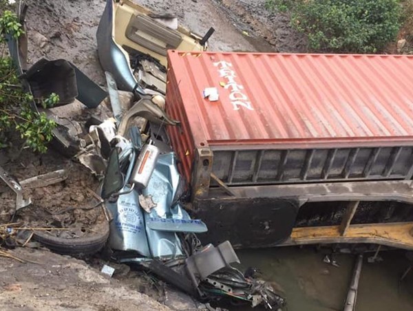 Quảng Ninh: Xe container đâm vào cống rồi lao xuống mương, tài xế chết trong cabin