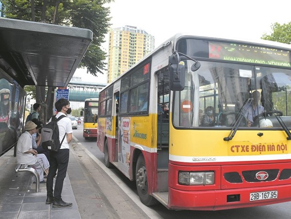 Hà Nội: Từ 0 giờ ngày 8/3 không thực hiện giãn cách hành khách trên các phương tiện công cộng