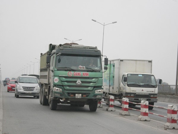 Nên dỡ bỏ dải phân cách cứng trên cầu Thanh Trì