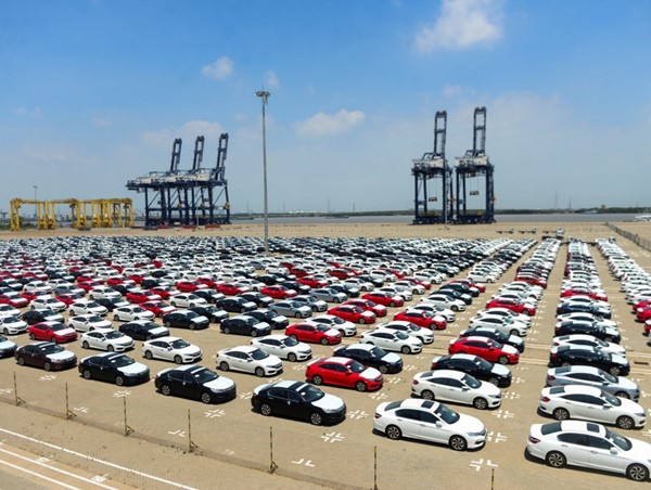 Ô tô nhập về Việt Nam: Tăng về lượng - giảm về giá