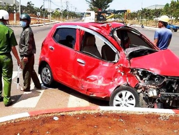 Tai nạn giao thông mới nhất hôm nay 8/3: Xe tải tông xe 4 chỗ bẹp dúm rồi hạ gục cột điện