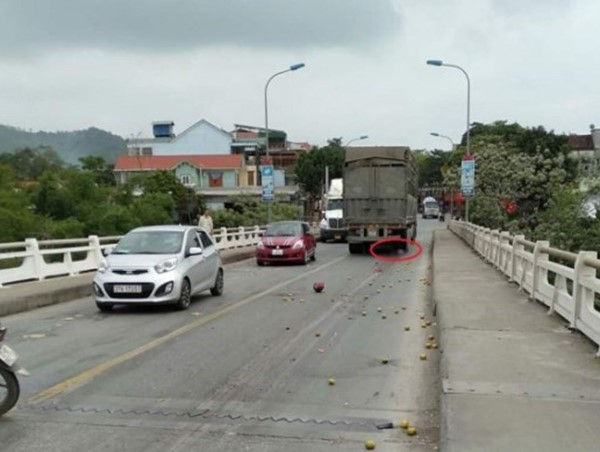 Va chạm với xe đầu kéo, người phụ nữ chở cam tử vong tại chỗ