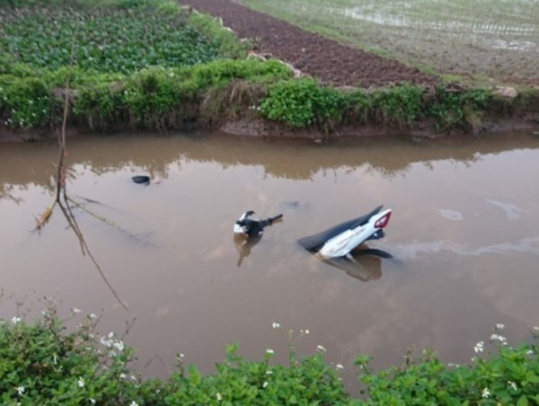 Phát hiện hai người tử vong cạnh chiếc xe máy dưới lòng kênh