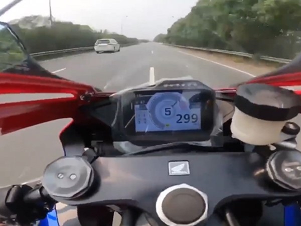 [Video] Hà Nội: Xe phân khối lớn chạy gần 300 km/h trên Đại lộ Thăng Long