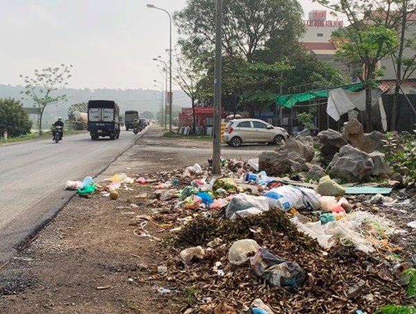 Rác thải ngập Quốc lộ 6, đoạn qua huyện Chương Mỹ