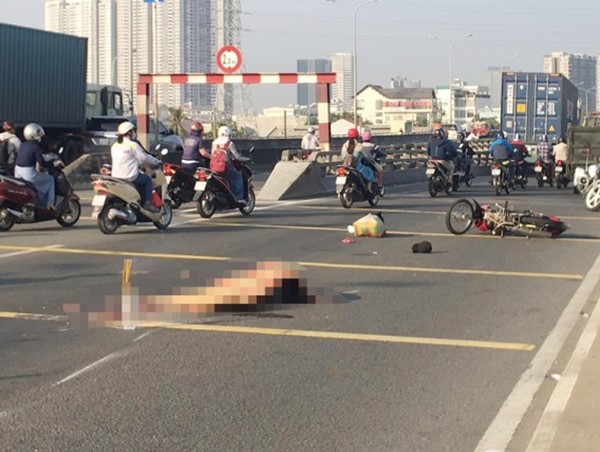 Tai nạn giao thông mới nhất hôm nay 11/3: Con gái ngã quỵ bên thi thể cha bị xe đầu kéo cán trúng